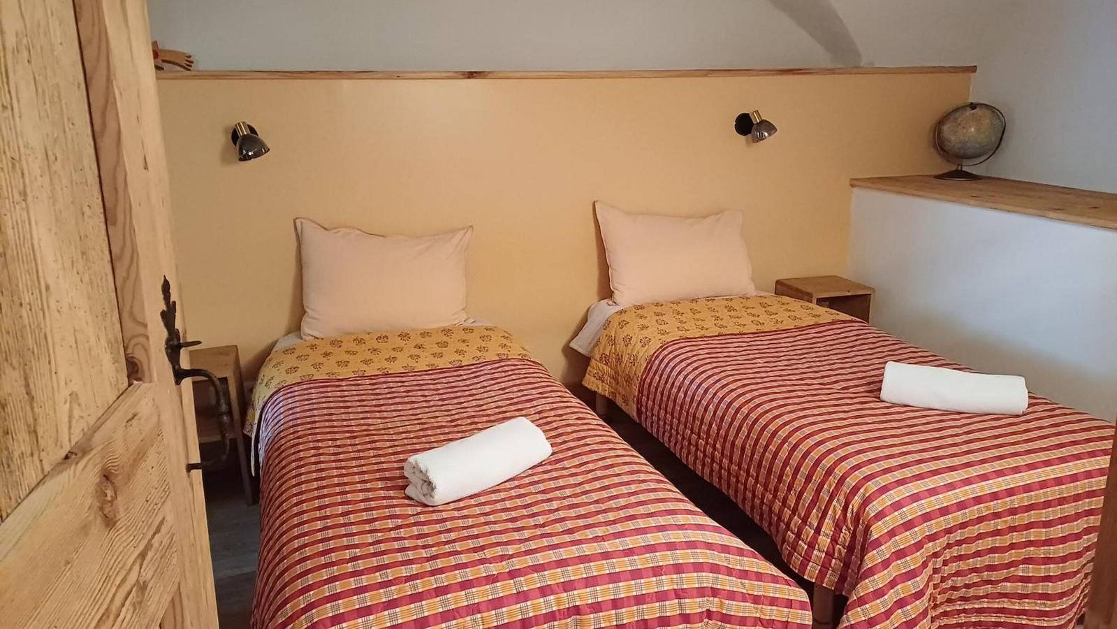 Appartement entier, Appartement vouté avec deux chambres et terrasse ensoleillée in Briançon, Serre Chevalier