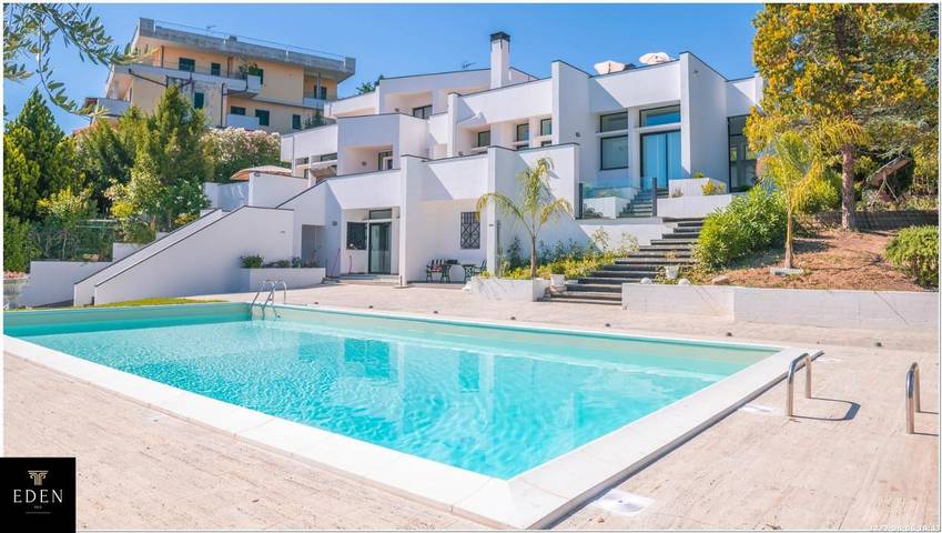 B&b per 2 persone, con piscina e giardino nonché panorama a Mosciano Sant'Angelo