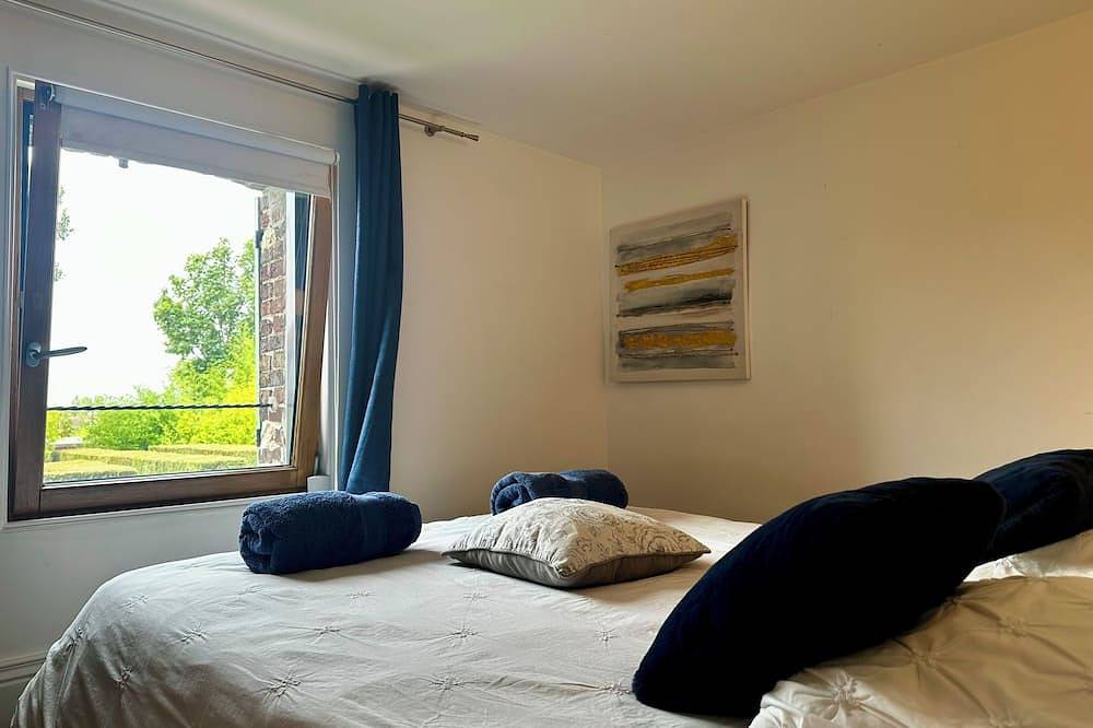 Entire apartment, Gîte Les Oliviers – 4 people – 2 bedrooms – 1 bathroom – Indoor pool in Arques, Saint-Omer region