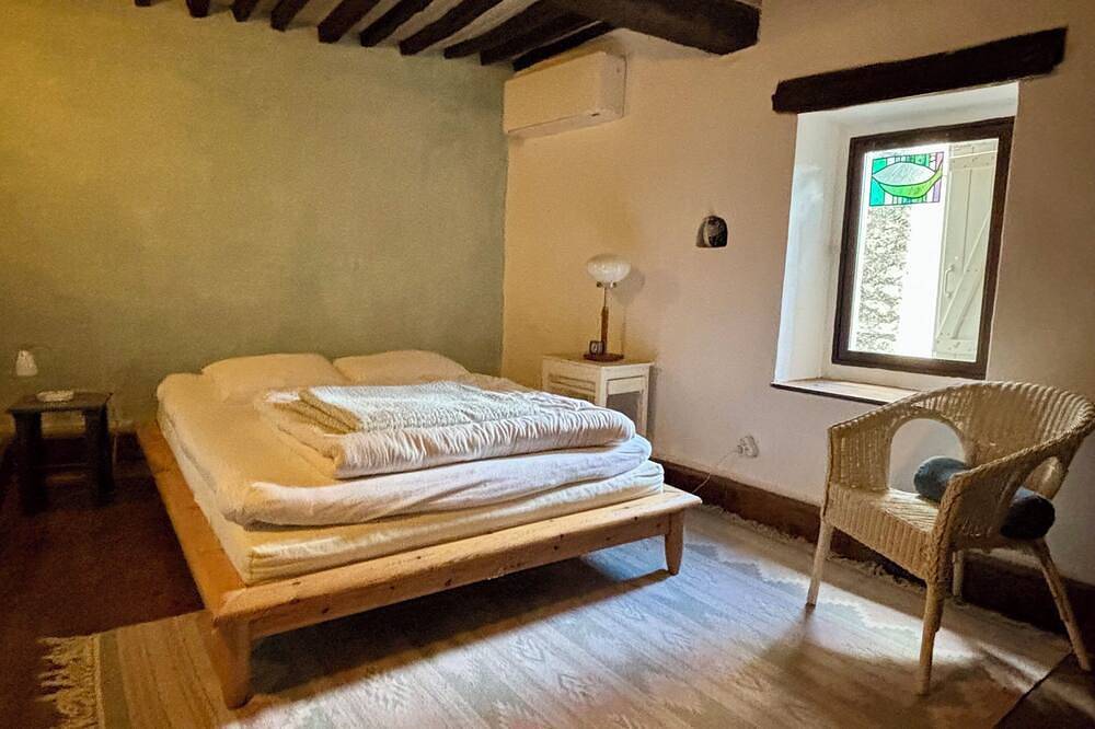 Large character house with private pool, View of the hills in Rustrel, Regionaler Naturpark Luberon