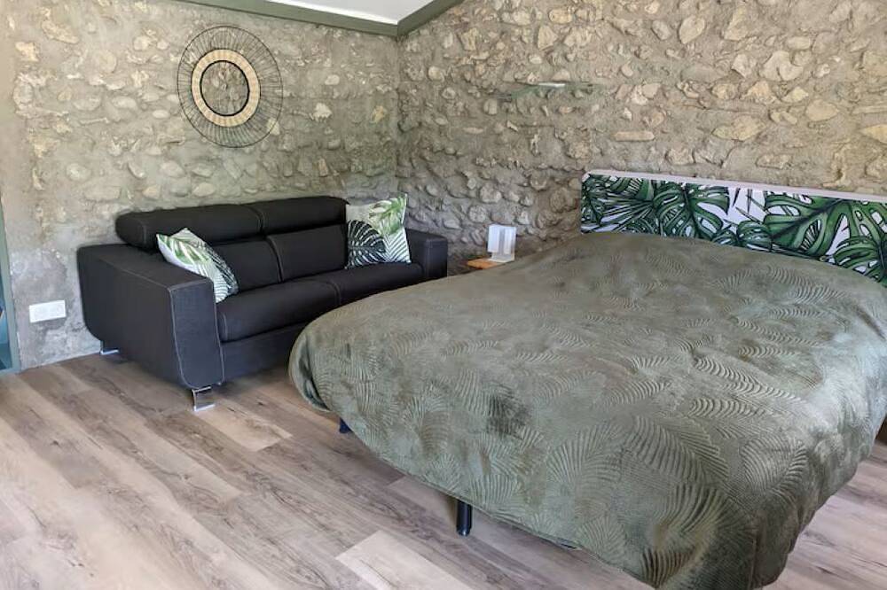 Village house with pool in the heart of Vaucluse in Saint-Roman-de-Malegarde, Vaucluse