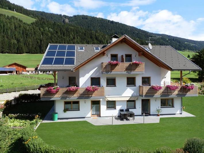 Appartamento per 4 persone, con panorama e giardino, adatto a famiglie con bambini a Villabassa