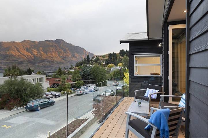 Holiday rental for 8 people, with garden and hot tub as well as balcony in Queenstown