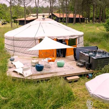 Yourte pour 6 personnes, avec jacuzzi et terrasse ainsi que piscine et sauna, animaux acceptés en Gironde