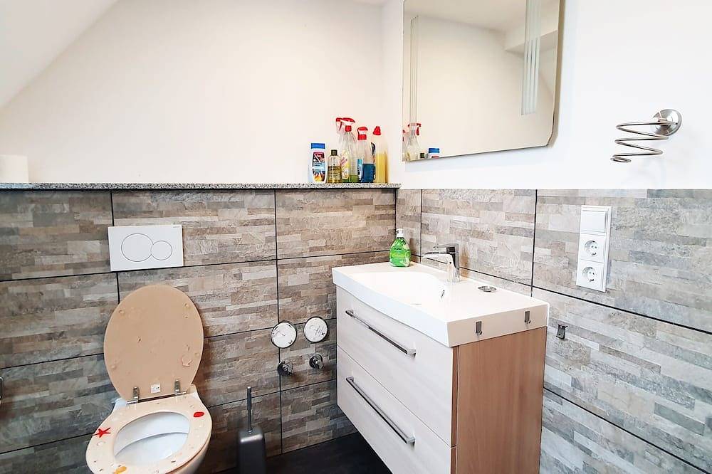 Ganze Wohnung, Ferienwohnung im Dachgeschoss, ca. 45m², für 2 Personen, Nichtraucher, offener Wohnbereich in Traunstein, Chiemsee