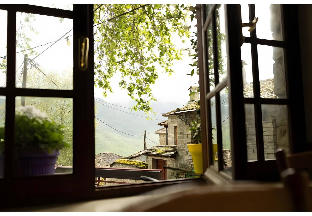 Gästehaus 'Armoloi Zimmer 3' mit Bergblick, Gemeinschaftsterrasse und Wi-Fi in Vikos-Aoos Nationalpark