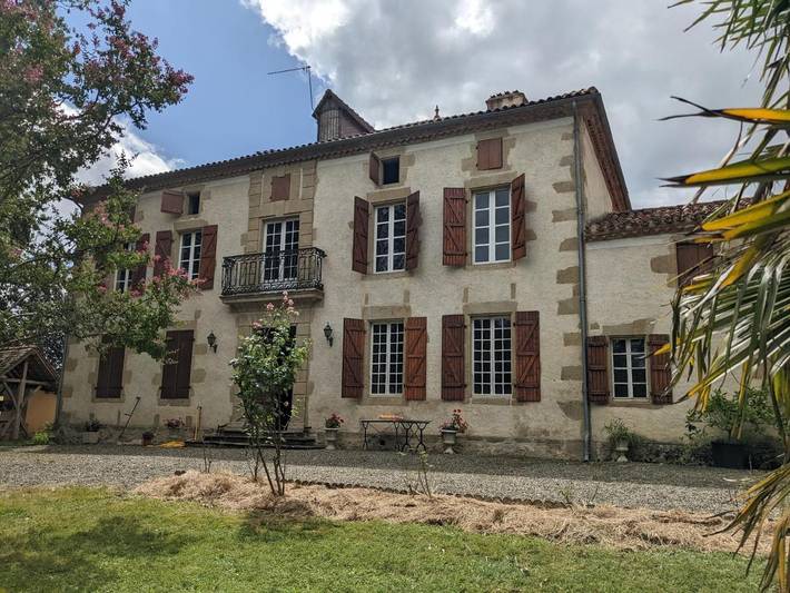 Maison de campagne pour 2 personnes, avec jardin ainsi que vue et terrasse, animaux acceptés à Couloumé-Mondebat