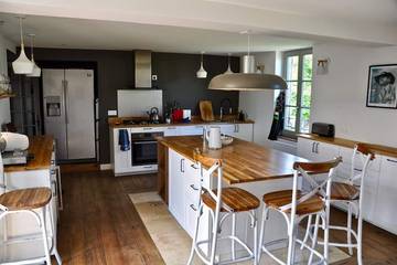 Location de vacances pour 13 personnes, avec terrasse, animaux acceptés à Noyers