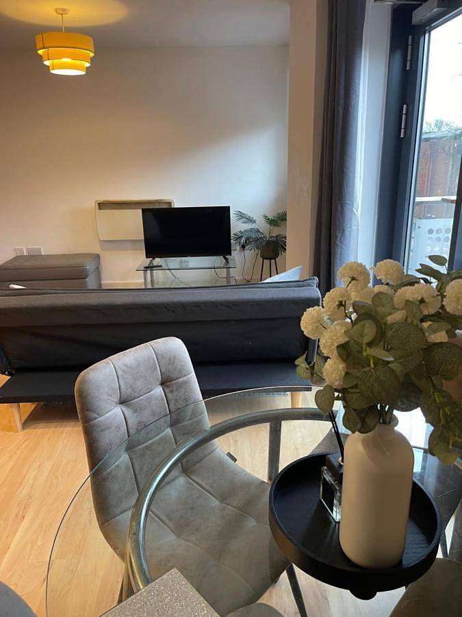 Entire apartment, Two-Bedroom Apartment in Leicester, Heart of England