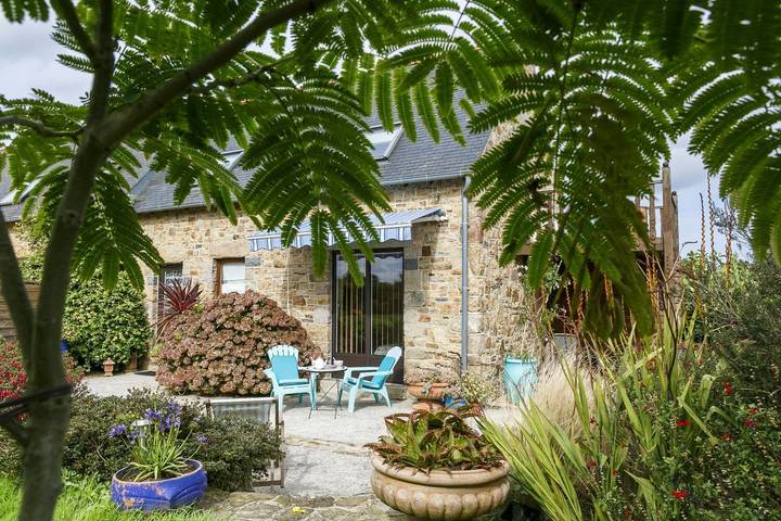 Gîte pour 2 personnes, avec Terrasse et Jardin à Rospez