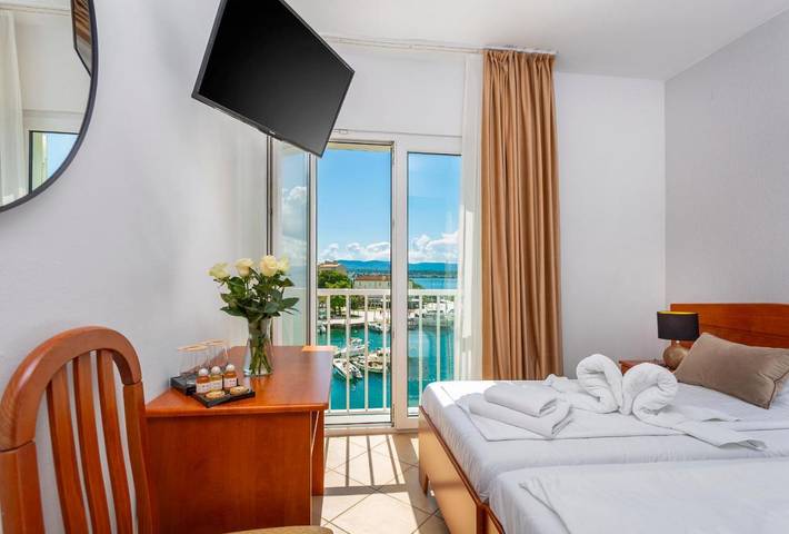 Hôtel pour 4 personnes, avec terrasse ainsi que jardin et vue
