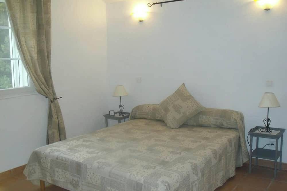 Homerez - Welcoming House in Monteux with Shared Pool in Monteux, Vaucluse