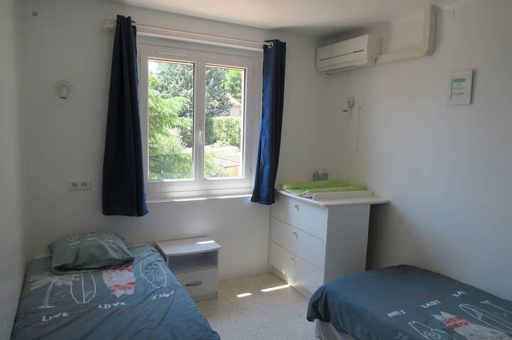 Maison provençale, grande piscine, 1000 m2 de jardin, trampoline et jeux, 3*** in Orsan, Région de Nîmes