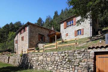 Gîte pour 11 personnes, avec jacuzzi ainsi que balcon et jardin à Saint-Étienne-de-Serre