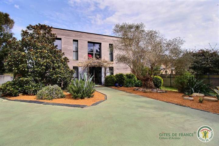 Gîte pour 4 personnes, avec jardin ainsi que piscine et terrasse à Lanmodez - 4