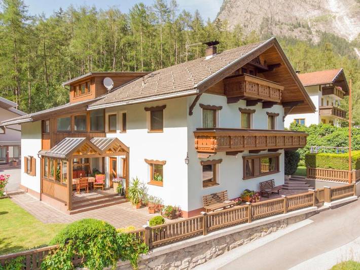 Ferienhaus für 12 Personen, mit Balkon und Terrasse sowie Garten