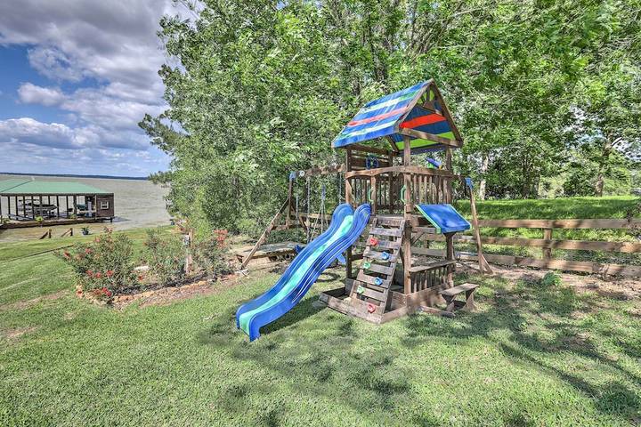 Vacation rental for 16 people, with hot tub and yard in Lake Livingston