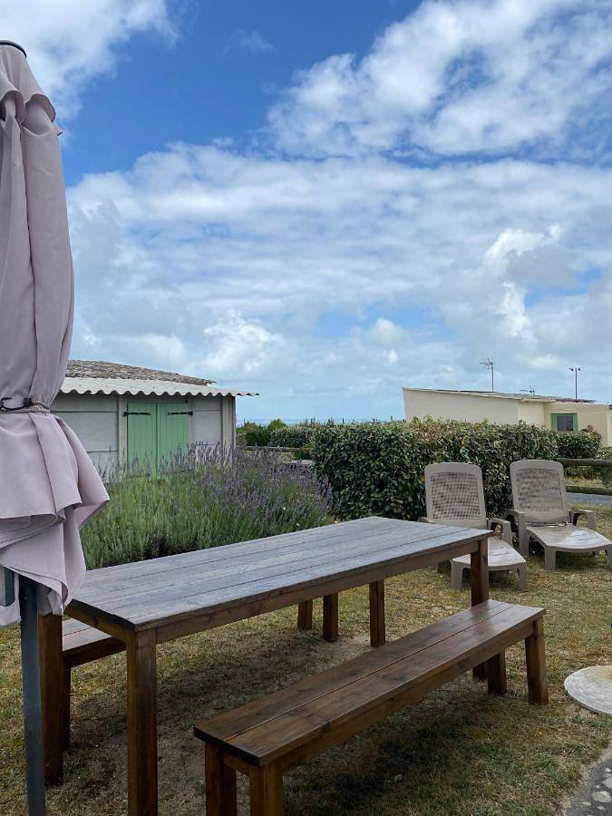 Location de vacances pour 4 personnes, avec terrasse ainsi que vue et jardin à Coudeville-sur-Mer - 4