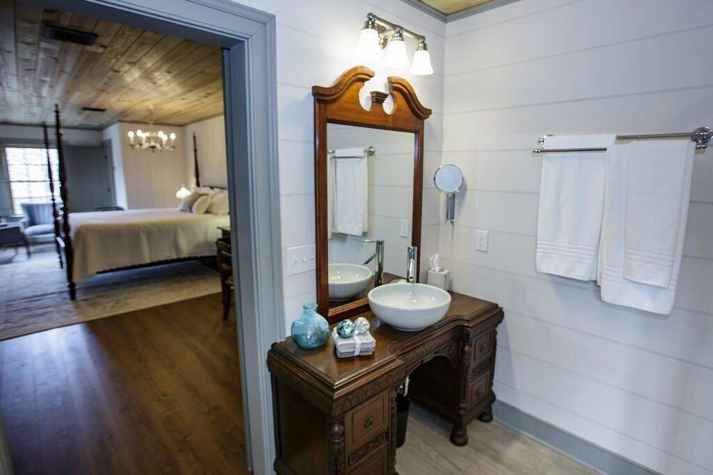 Bed & Breakfast in a 1795 Log Cabin on working farm, Eliza Trent Swoope Suite  in Augusta County