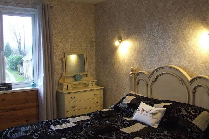 Tranquil, Farmhouse sleeps 6 comfortably, with private large swimming pool in Brecé, Mayenne