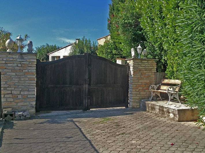 Location de vacances pour 5 personnes, avec terrasse ainsi que piscine et jardin à Saint-Julien-de-Peyrolas - 4
