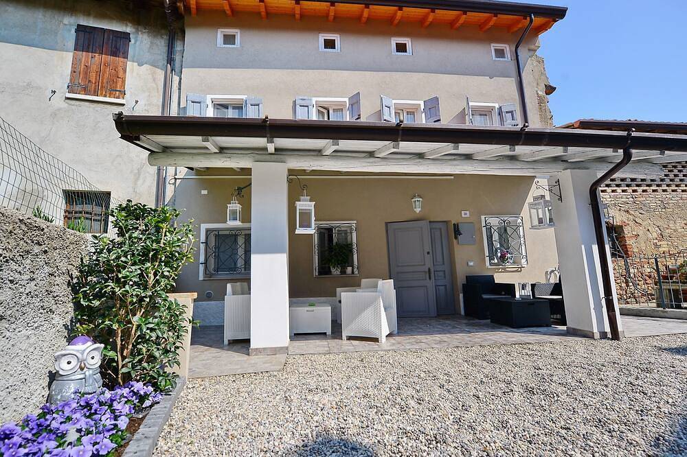 Residence at the Castle. Room in medieval village 10 minutes from Lake Garda in Monzambano, Mantua Provinz