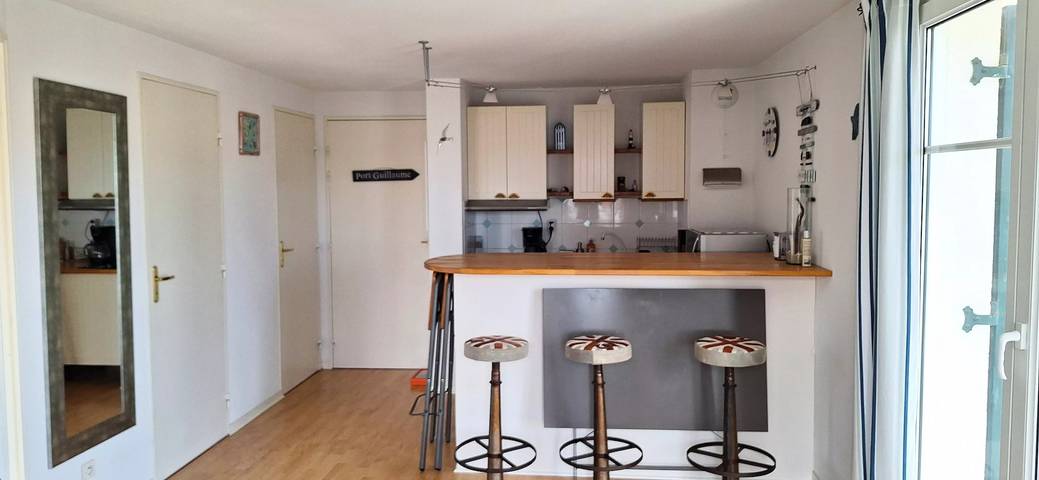 Gîte pour 4 personnes, avec terrasse ainsi que vue et piscine dans Port Guillaume - 2