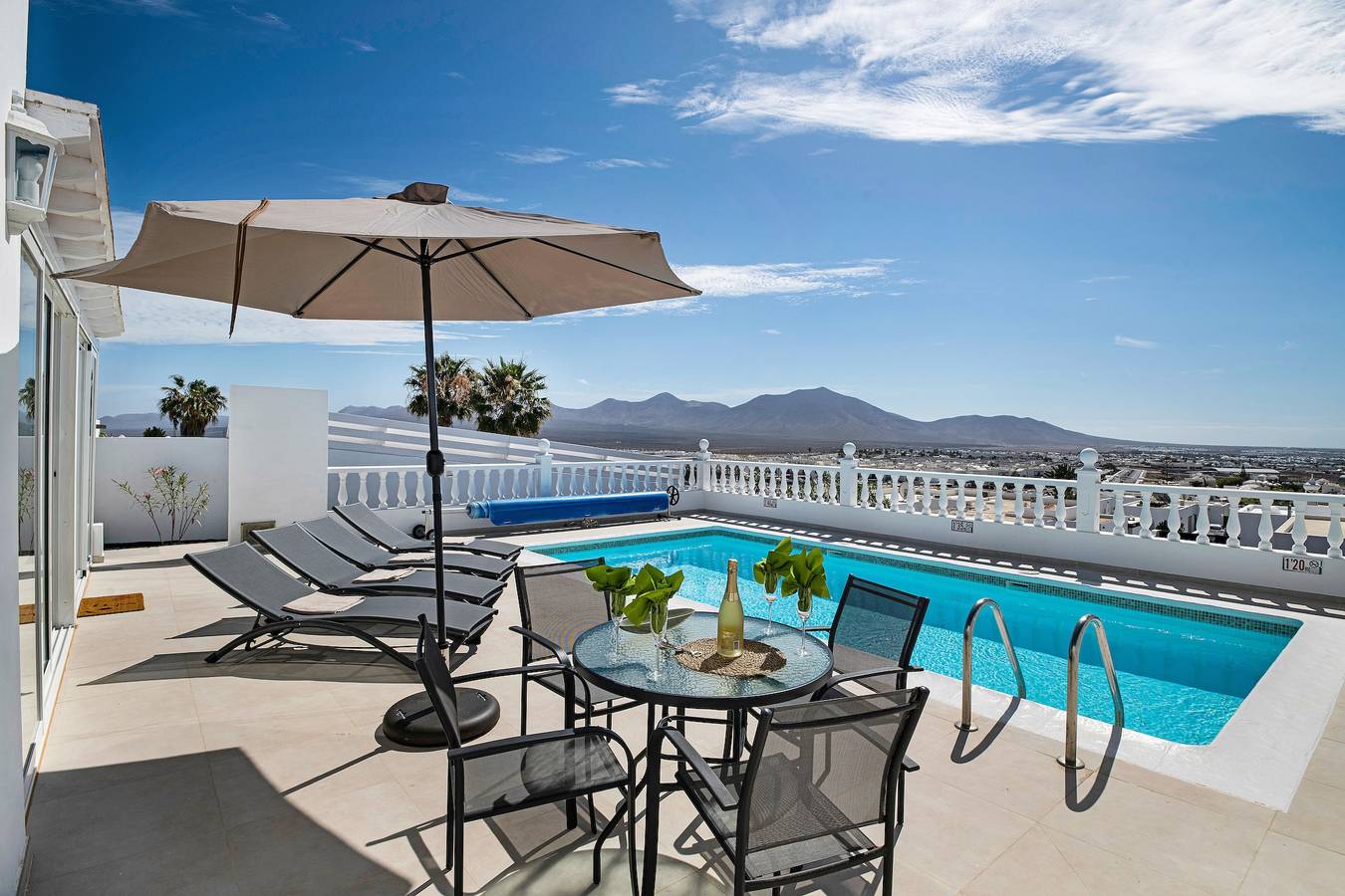 Casa de férias 'Field Of Dreams' com vista para o mar, piscina privada e Wi-Fi in Blanca Beach, Yaiza
