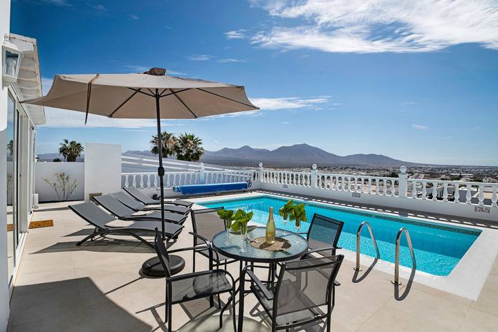 Vacation Home 'Field Of Dreams' with Sea View, Private Pool and Wi-Fi in Playa Blanca, Yaiza