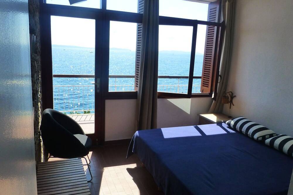 Villa d'architecte Les Pieds Dans L'Eau équipée pour 7 personnes au Lavandou in Le Lavandou, Provence