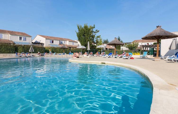 Appartement de vacances pour 6 personnes, avec Balcon et Terrasse ainsi que Jardin et Piscine en Ardèche