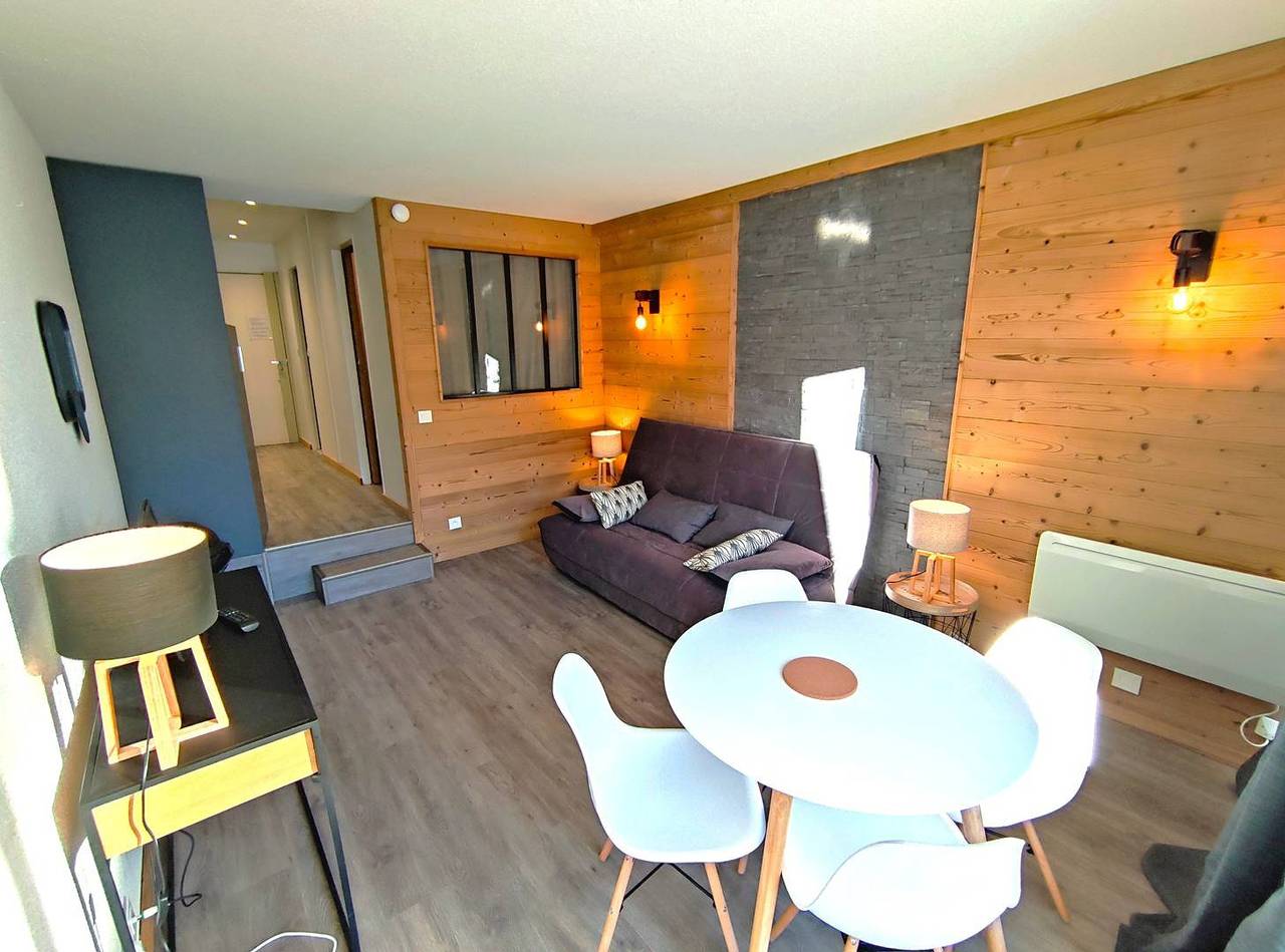 Geheel vakantieappartement, 2 rooms for 4 renovated in Front De Neige in Isola 2000, Isola