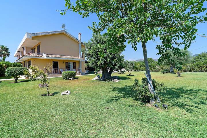 Gîte pour 5 personnes, avec Balcon et Jardin à Avola