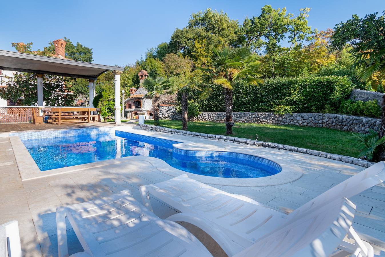 Ganze Wohnung, 1-Zimmer-Ferienwohnung mit Terrasse Opatija - Pobri, Opatija A-16390-a in Općina Matulji, Opatija Riviera