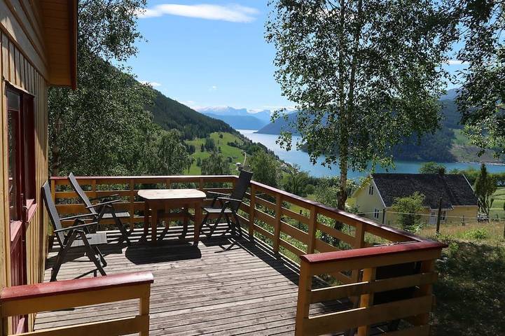 Feriehus for 5 personer, med hage, dyr tillatt i Sogndal 