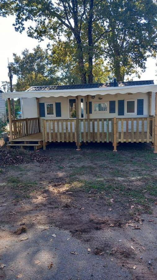 Camping pour 4 personnes, avec Terrasse et Jardin ainsi que Bassin pour enfant et Piscine