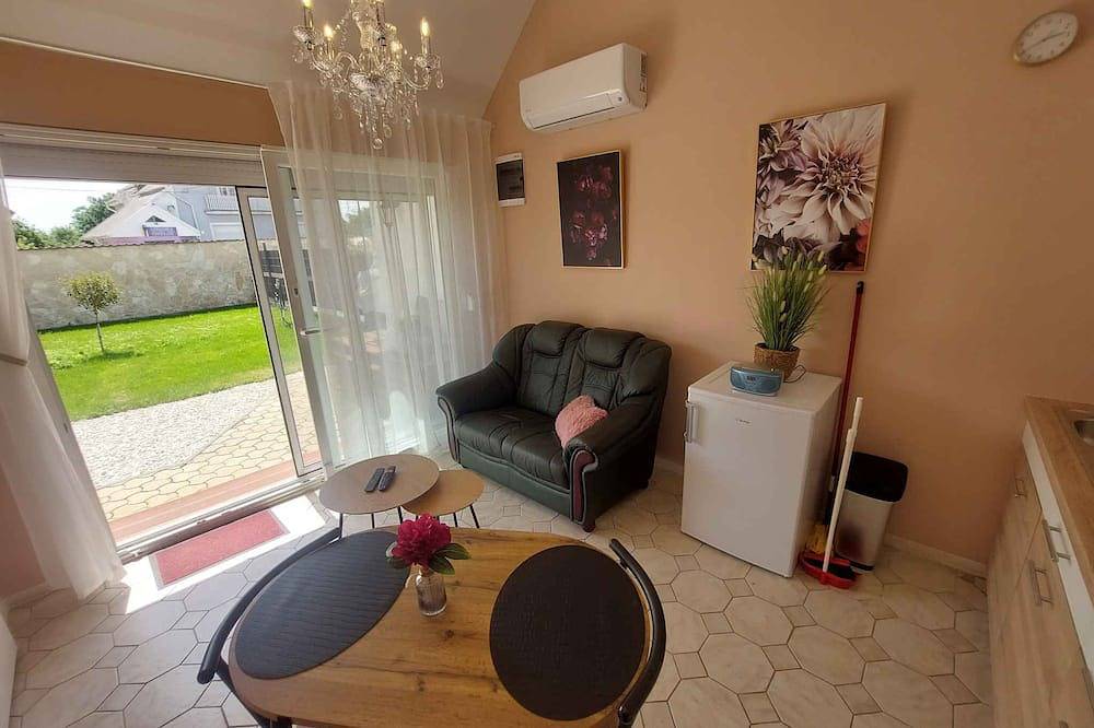 Ganze Wohnung, Ferienwohnung im Erdgeschoss ,gut ausgestattete Küche und einen Blick auf den Garten in Bük, Komitat Eisenburg