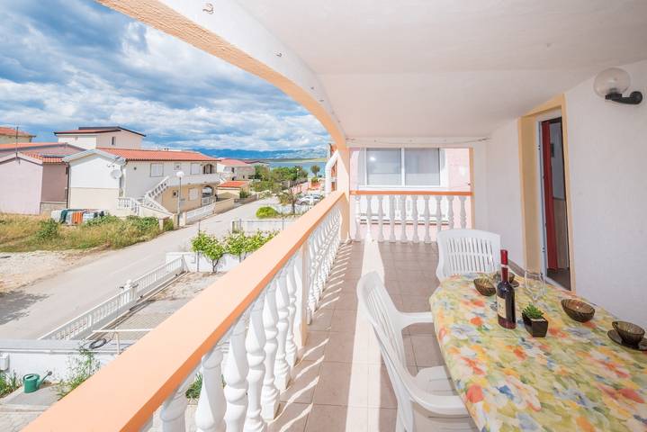 Apartament wakacyjny dla 4 osób, z Balkon/ taras w Vir