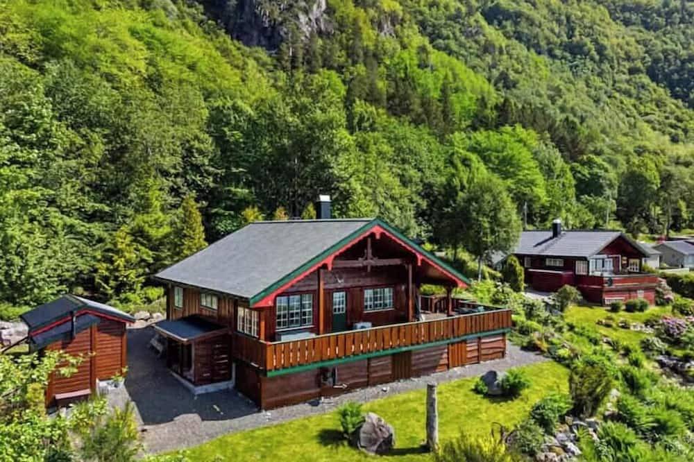 Fjordhütte mit Bergpanorama in der Nähe von Molde in Molde, Nördliches Fjordnorwegen