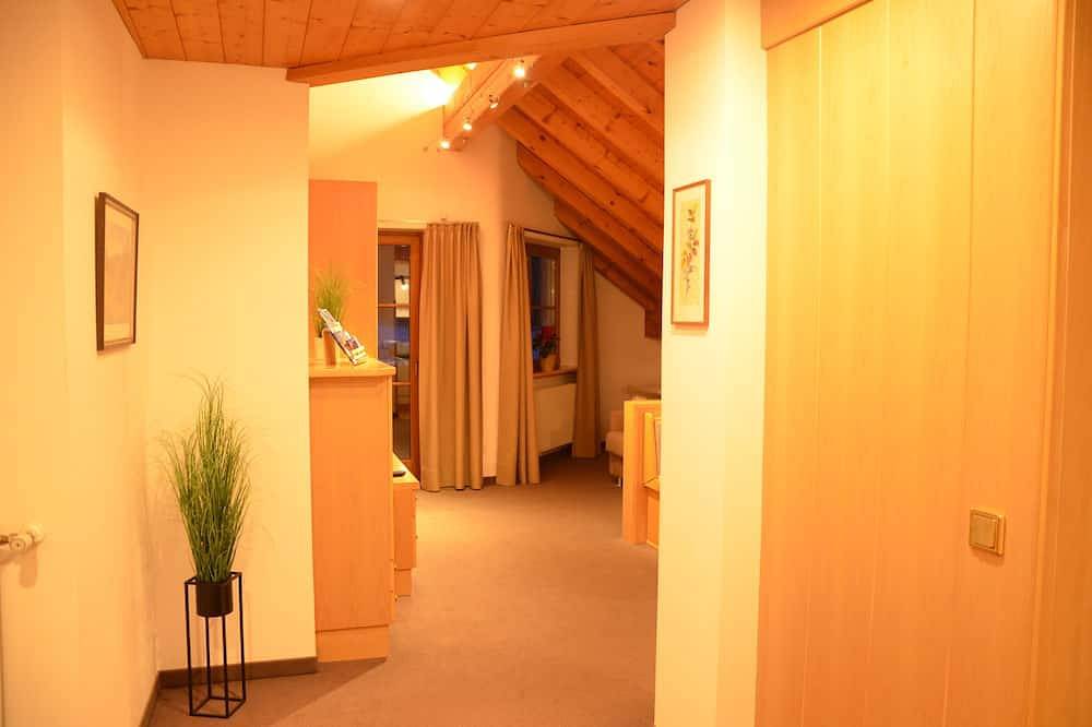 Apartamento entero, Comfortable attic room with panoramic view & balcony - free Wi-Fi  in Ortisei, Dolomiti Superski