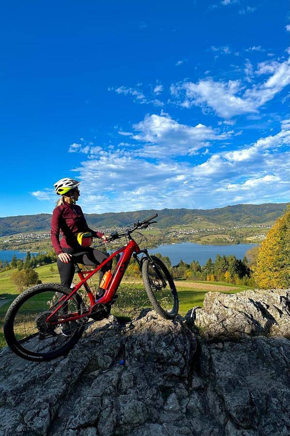 Pocztówka z Mizernej, drewniane domki, widok na Tatry, blisko Velo Czorsztyn, Jezioro Czorsztyńskie, rowery, spokojna okolica in Karpaty (Polska)