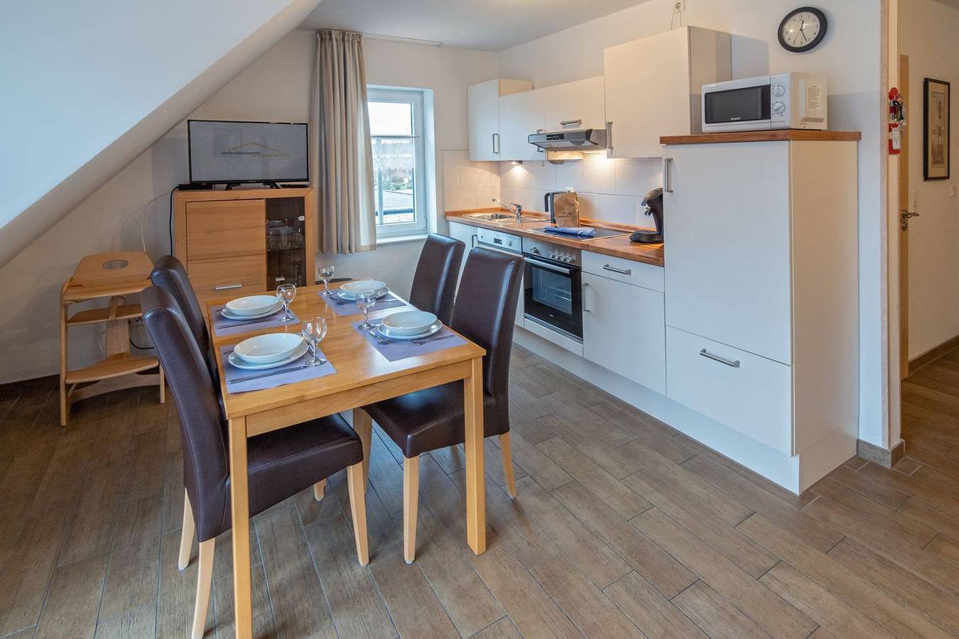 Ganze Wohnung, Komfortable Ferienwohnung in Norddeich mit Balkon, Wlan und Privatparkplatz in Strand Norddeich, Norddeich