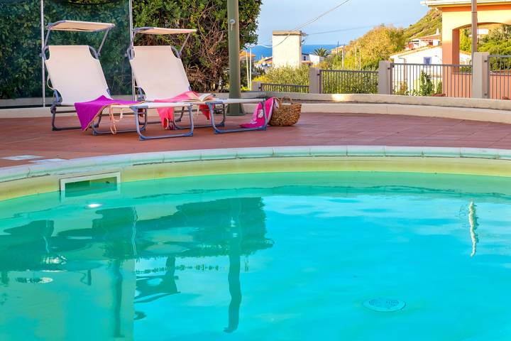 Appartamento intero, Appartamento 'Gio's' con piscina condivisa, giardino privato e aria condizionata in Lu Bagnu, Castelsardo
