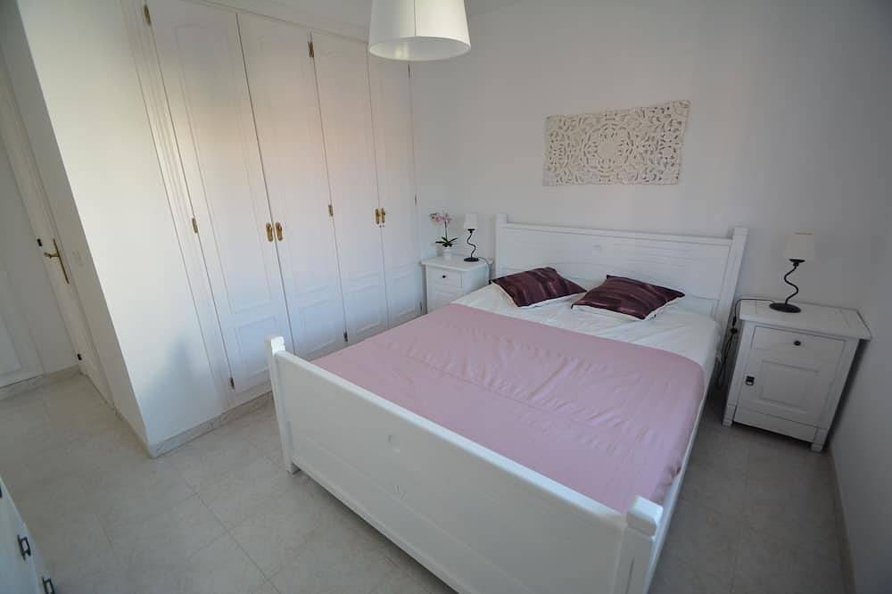 Casa de 4 dormitorios junto al mar con piscina a 2 pasos de Sabinillas (Estepona) in Playa Ancha, Casares