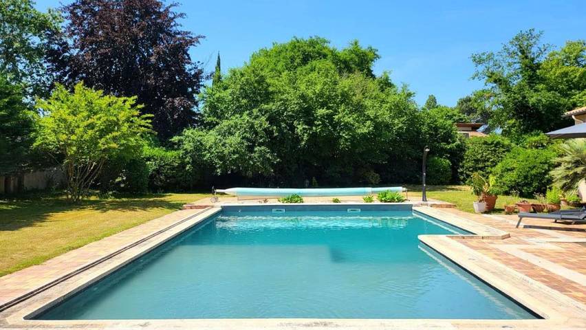 Location de vacances pour 12 personnes, avec vue et bassin pour enfant ainsi que piscine et jardin à Gradignan - 3