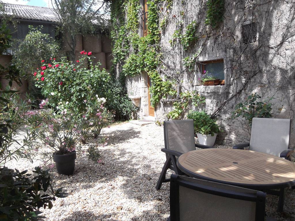 Chambres d'hôtes de la Grange Bernon avec kitchenette - Logement Les plumes avec kitchenette in La Celle (Cher), Saint-Amand-Montrond