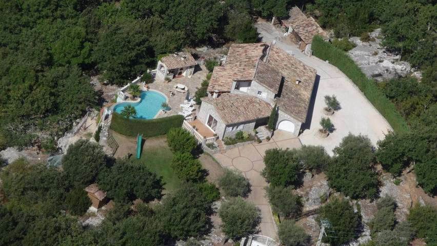 Villa pour 6 personnes, avec balcon ainsi que piscine et jardin