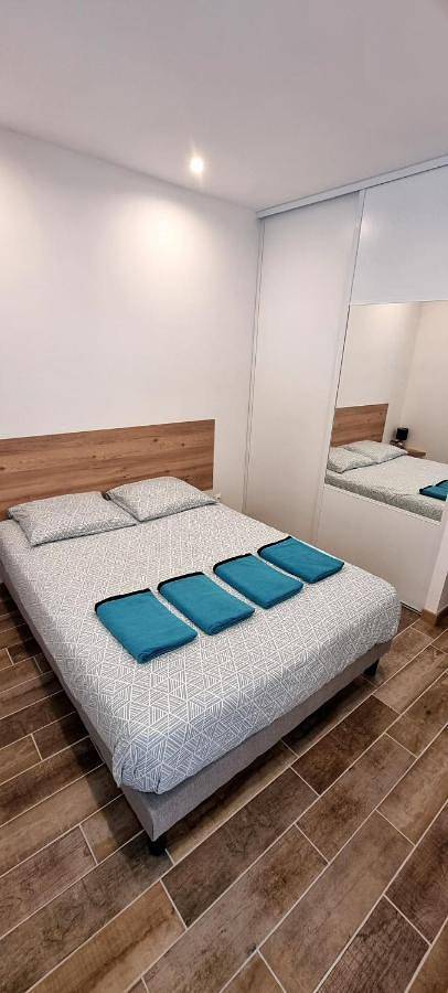 Appartement entier, One-Bedroom Apartment in Saint-Donat-sur-l'Herbasse, Région de Valence