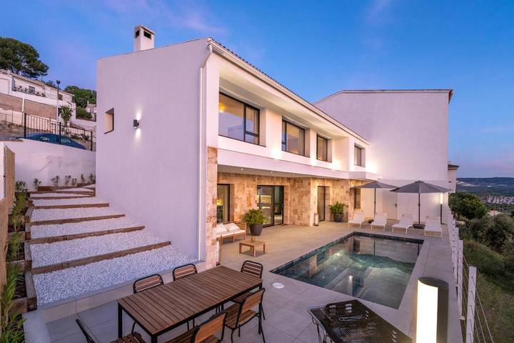 Casa rural para 14 personas, con jardín y balcón además de vistas y piscina en Alcalá la Real