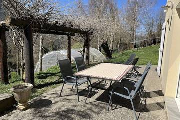 Gîte pour 6 personnes, avec terrasse à Camparan